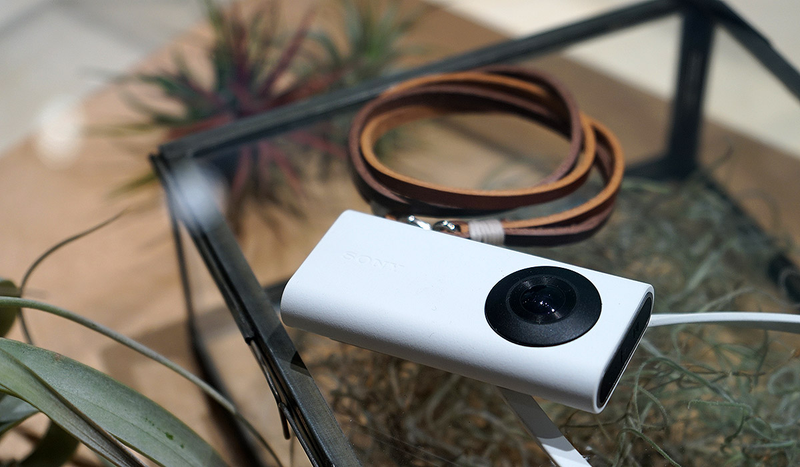 La Xperia Eye tiene el tamaño aproximado de un iPod nano de primera generación.
